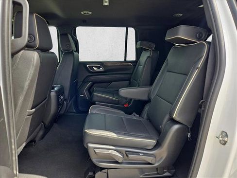 Used 2023 Chevrolet Suburban Premier image 18