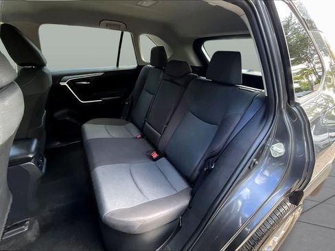 Used 2025 Toyota RAV4 XLE AWD/4WD image 31