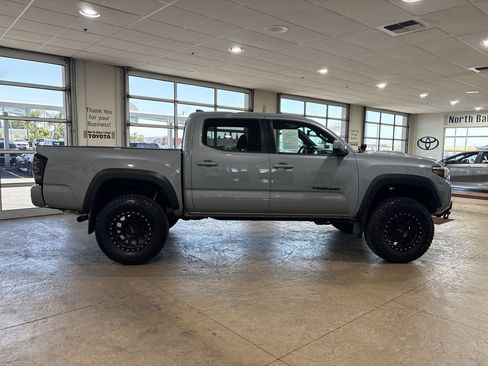 Used 2019 Toyota Tacoma TRD Off-Road w/ Technology Package AWD/4WD image 3