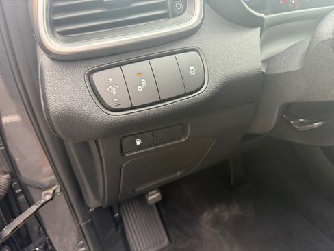 Used 2020 Kia Sorento LX FWD image 11