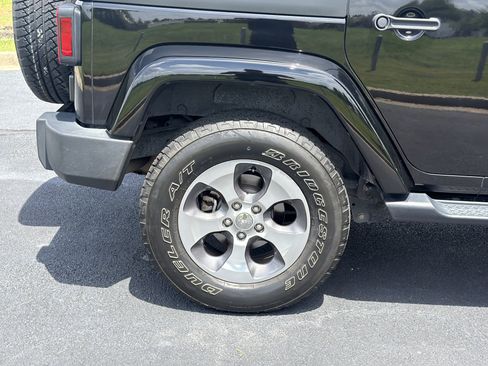 Used 2018 Jeep Wrangler Unlimited Sahara w/ Connectivity Group AWD/4WD image 34
