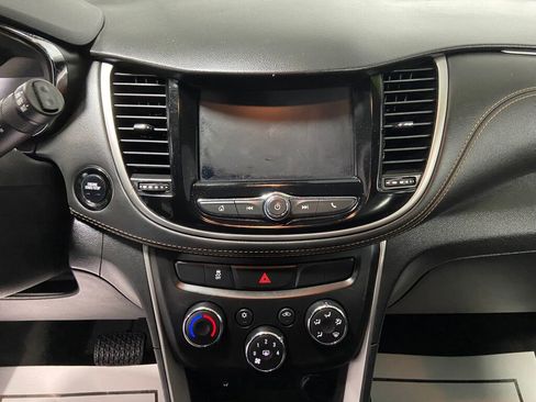 Used 2022 Chevrolet Trax LT w/ LT Convenience Package image 11