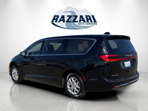 Used 2024 Chrysler Pacifica Touring-L FWD image 5