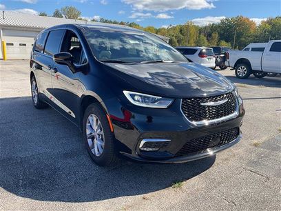 New 2026 Chrysler Pacifica Select