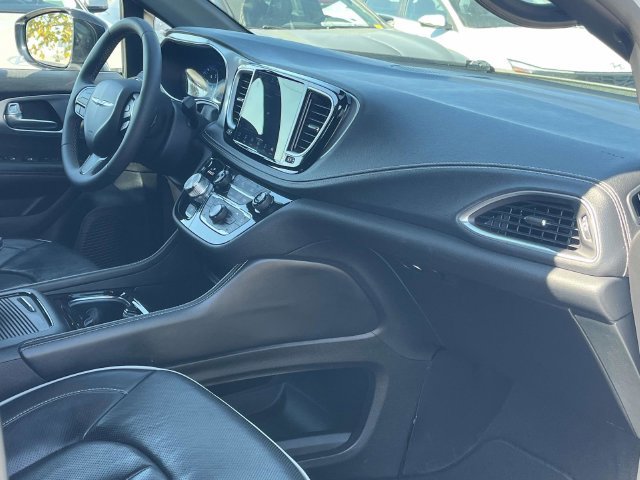 Used 2025 Chrysler Pacifica Limited FWD image 31