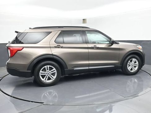 Used 2021 Ford Explorer XLT RWD image 3