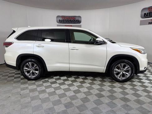 Used 2015 Toyota Highlander Plus FWD image 2