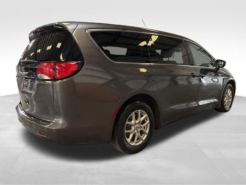 Used 2023 Chrysler Voyager LX image 5