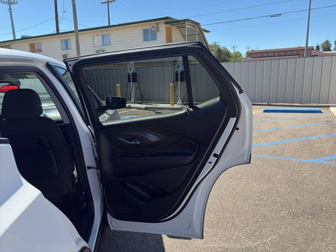 Used 2024 GMC Terrain SLE AWD/4WD image 13