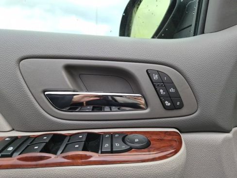 Used 2013 Chevrolet Avalanche LTZ image 14