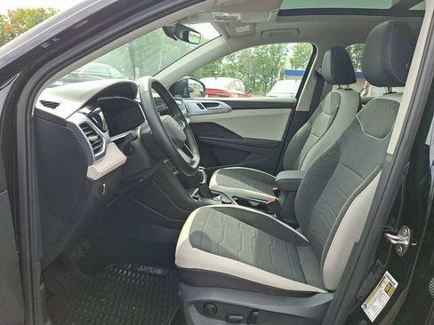 Used 2025 Volkswagen Taos SE w/ Panoramic Sunroof Package AWD/4WD image 13