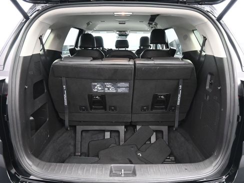 Used 2023 Kia Carnival EX image 22