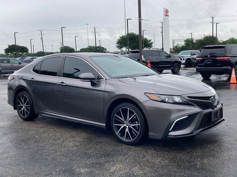 Used 2023 Toyota Camry SE image 3