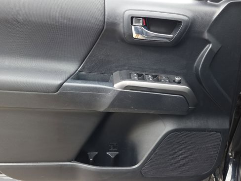 Used 2018 Toyota Tacoma TRD Sport w/ Technology Package image 21