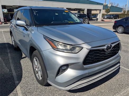 Used 2020 Toyota Highlander LE image 1