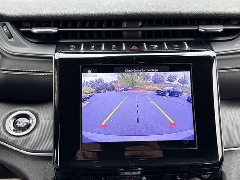 Used 2024 Jeep Grand Cherokee L Laredo image 4