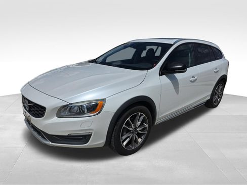 Used 2016 Volvo V60 T5 Cross Country Platinum AWD/4WD image 1