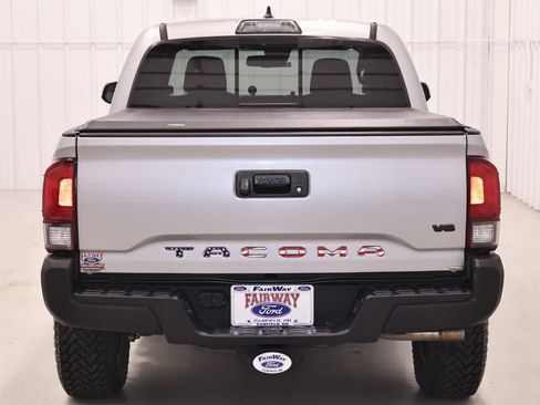 Used 2019 Toyota Tacoma TRD Off-Road AWD/4WD image 9