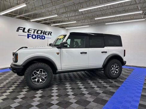 New 2025 Ford Bronco Badlands image 3