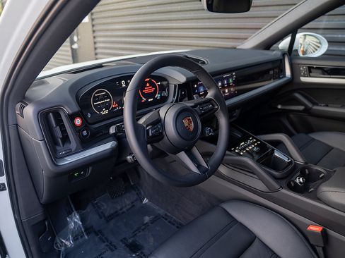 Certified 2026 Porsche Cayenne E-Hybrid Coupe AWD/4WD image 4