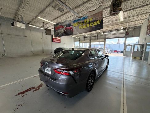 Used 2023 Toyota Camry SE FWD image 4