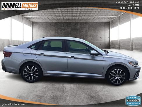 Used 2025 Volkswagen Jetta SE FWD image 4