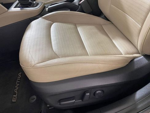 Used 2017 Hyundai Elantra Limited image 13