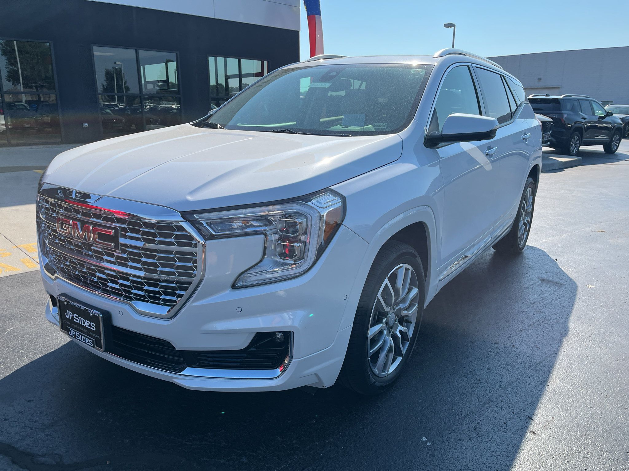 Used 2024 GMC Terrain Denali w/ Denali Premium Package AWD/4WD image 4