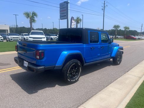 Used 2023 Jeep Gladiator Sport AWD/4WD image 6