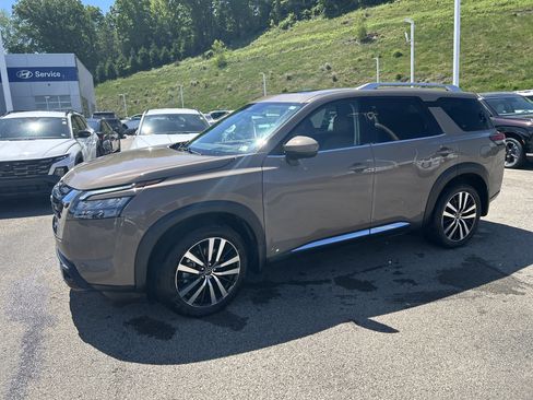 Used 2025 Nissan Pathfinder Platinum AWD/4WD image 11