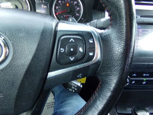 Used 2016 Toyota Camry SE image 31