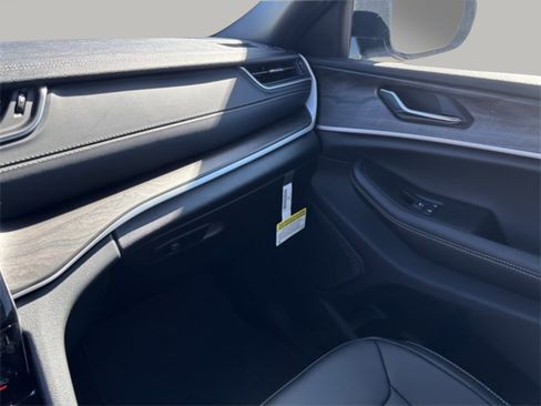 New 2025 Jeep Grand Cherokee L Limited image 15