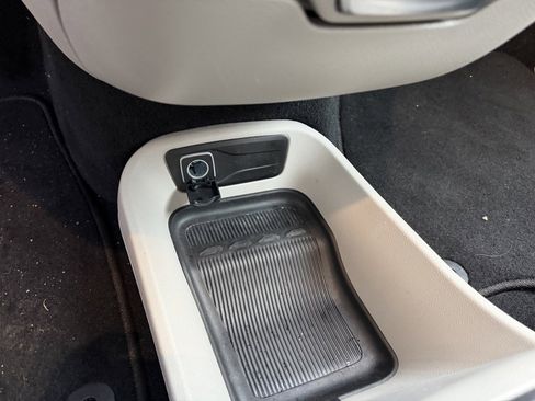 Used 2024 Chrysler Pacifica Touring-L image 25