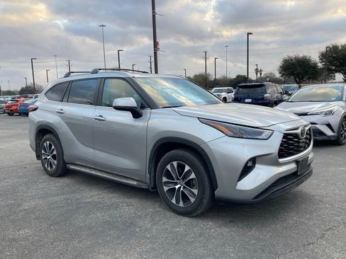 Certified 2024 Toyota Highlander XLE image 3