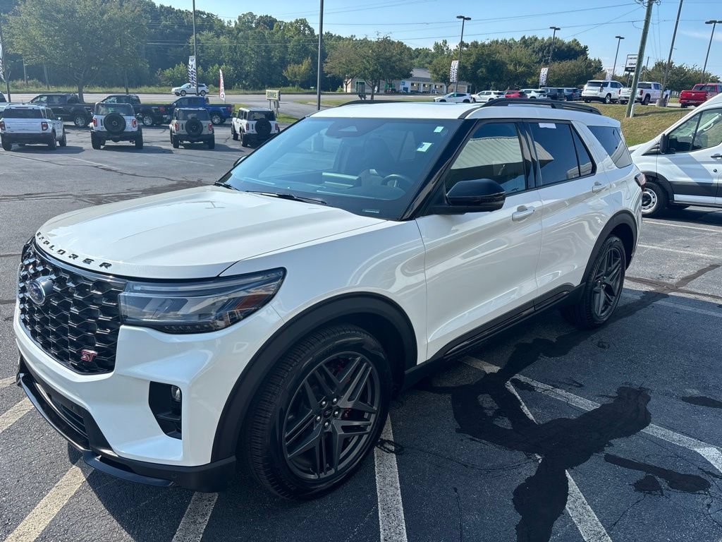 Used 2025 Ford Explorer ST AWD/4WD image 3