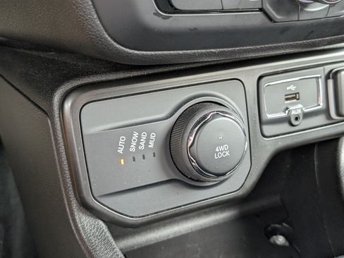 Used 2023 Jeep Renegade Latitude AWD/4WD image 19
