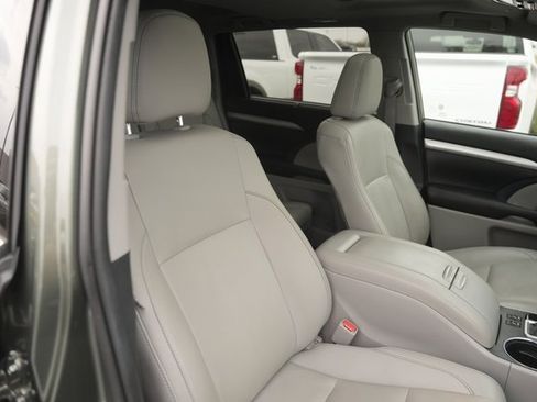 Used 2019 Toyota Highlander XLE image 20
