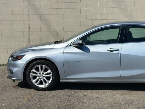 Used 2017 Chevrolet Malibu LT w/ Leather Package FWD image 4