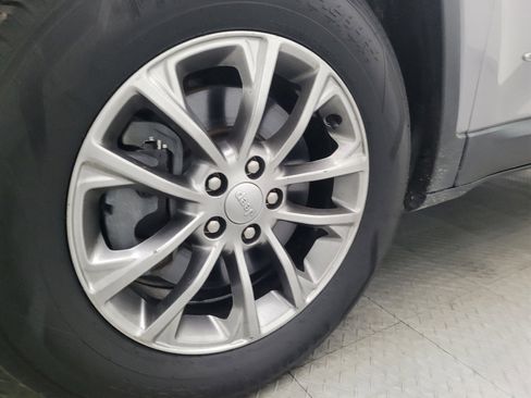 Used 2019 Jeep Cherokee Latitude Plus image 31