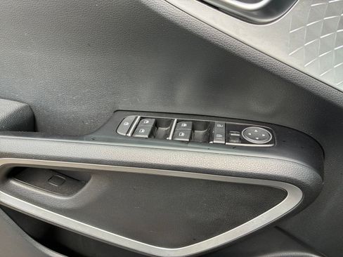 Used 2025 Kia Soul LX w/ LX Technology Package FWD image 18