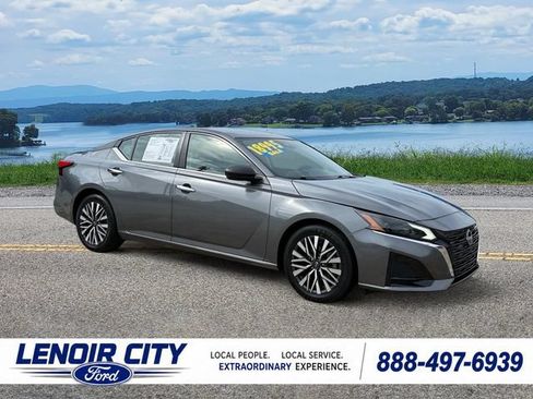 Used 2024 Nissan Altima 2.5 SV FWD image 1