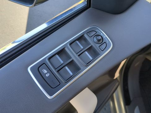 Used 2018 Jaguar F-PACE Prestige image 18