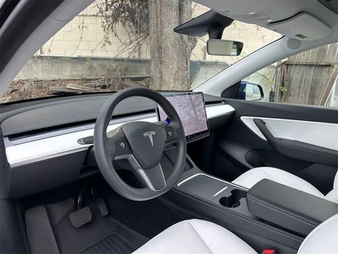 Used 2021 Tesla Model Y Long Range image 2