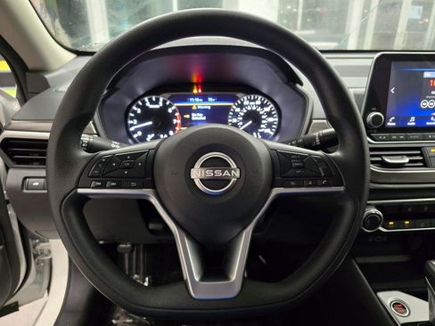 Used 2024 Nissan Altima 2.5 SV FWD image 17
