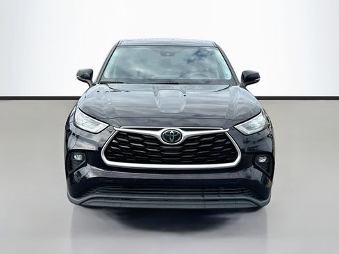 Used 2020 Toyota Highlander LE FWD image 2