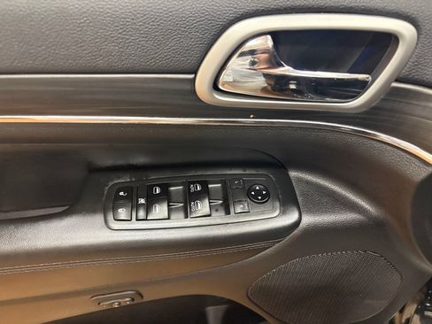 Used 2019 Jeep Grand Cherokee Limited w/ Luxury Group II RWD image 16