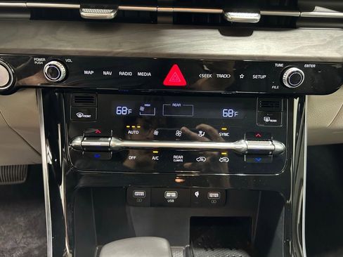 Used 2024 Kia Carnival EX FWD image 25