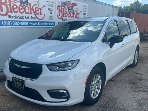 New 2025 Chrysler Pacifica Select w/ Uconnect Theater Family Group image 6