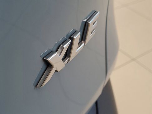 Used 2021 Toyota RAV4 XLE Premium image 8