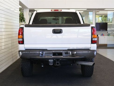Used 2005 GMC Sierra 2500 SLE w/ Heavy-Duty Power Package AWD/4WD image 9